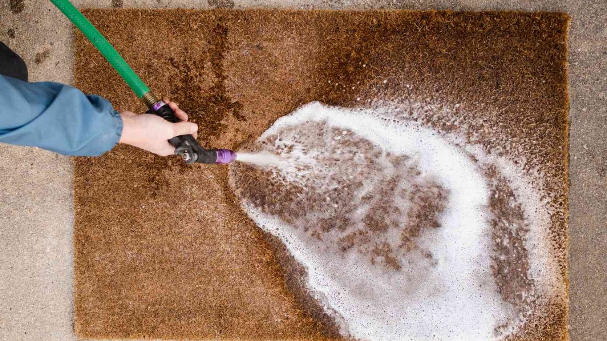 Cách giặt thảm bằng máy giặt đúng cách bước 2