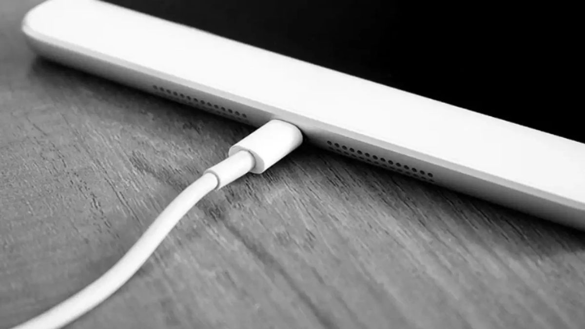 khắc phục ipad bị treo táo bằng cách Sạc pin và kiểm tra cáp sạc