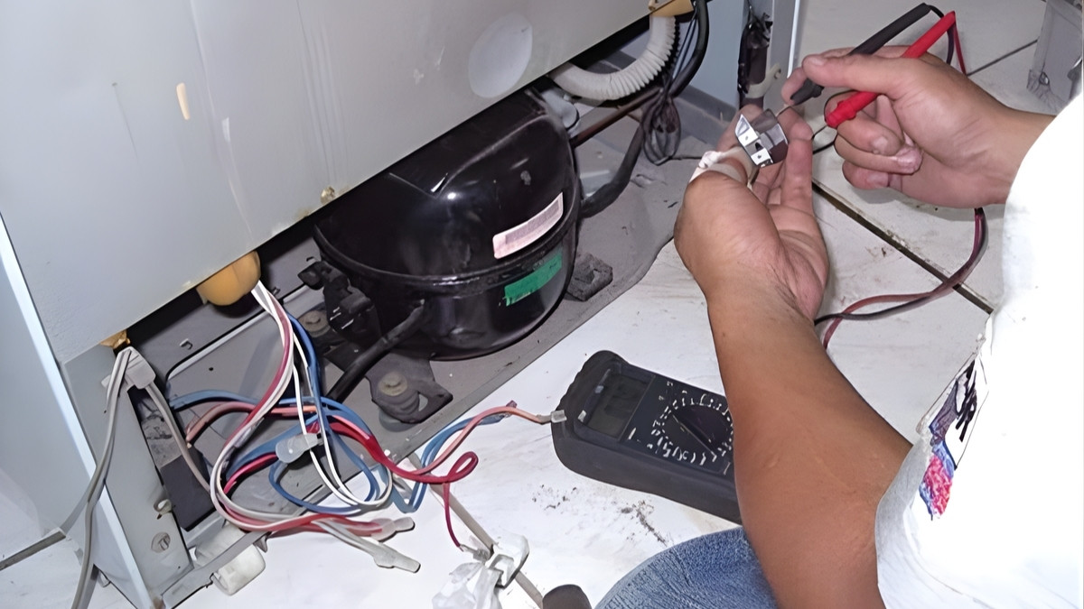 Quy trình kiểm tra thực tế khi lốc tủ lạnh không chạy bước 4