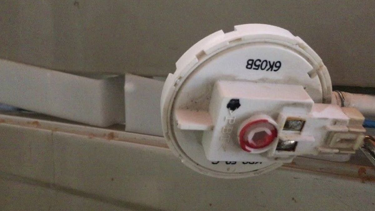 Nguyên nhân gây lỗi EF4 máy giặt Electrolux - cảm biến áp suất nước gặp vấn đề