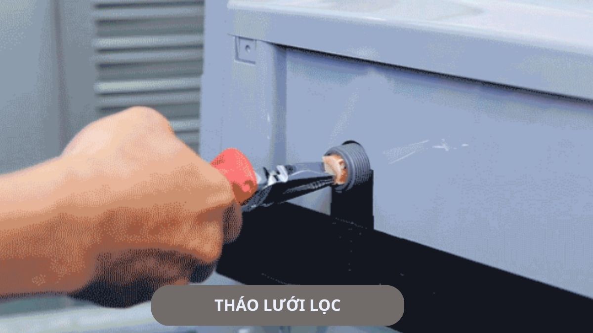 Cách khắc phục lỗi EF4 máy giặt Electrolux - vệ sinh lưới lọc đầu vào bước 2
