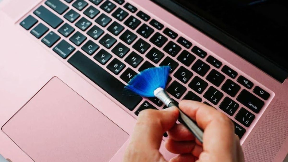 Cách vệ sinh và bảo quản laptop Acer màu hồng bước 2