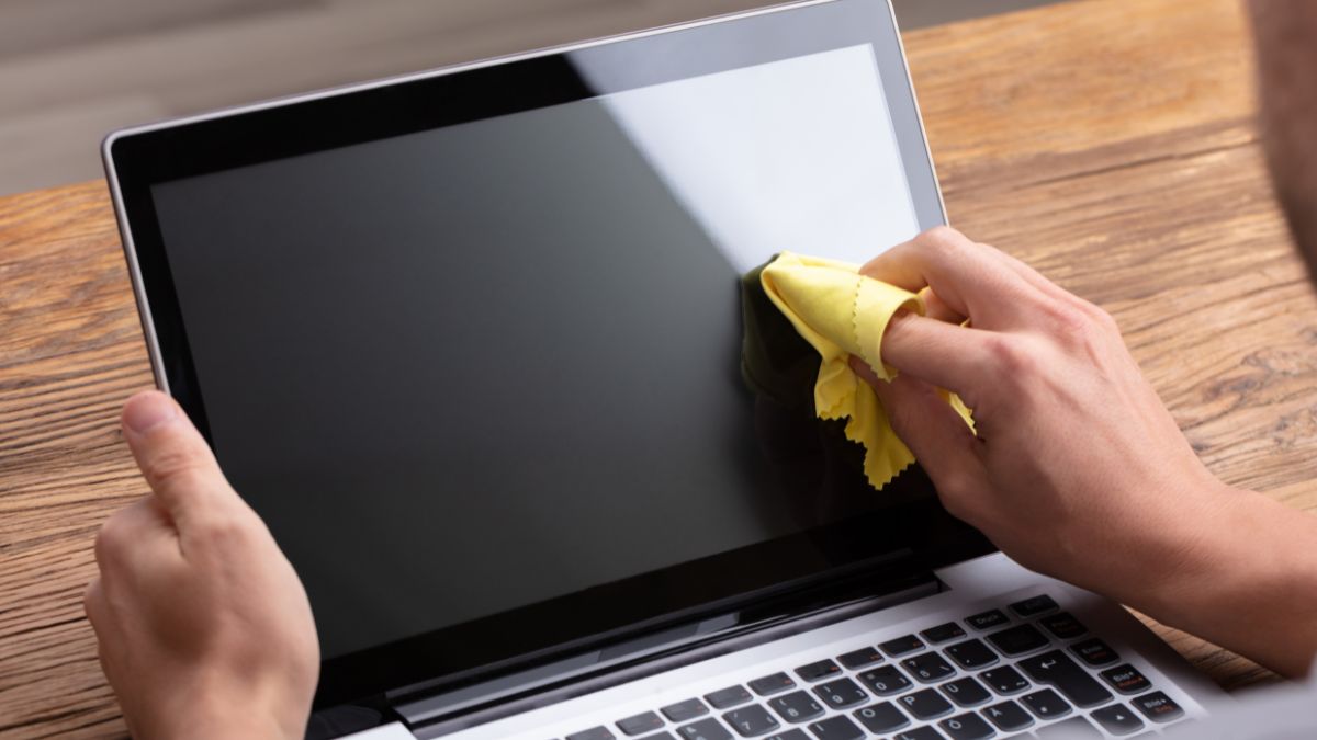 Khắc phục vấn đề laptop bị chậm sau một thời gian sử dụng bằng vệ sinh máy