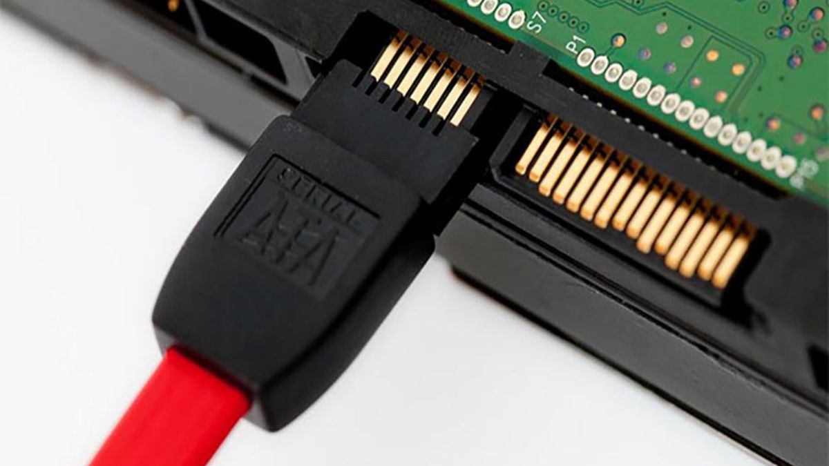 khắc phục lỗi laptop Dell không nhận ổ cứng trong BIOS bằng kiểm tra cáp kết nối ổ cứng