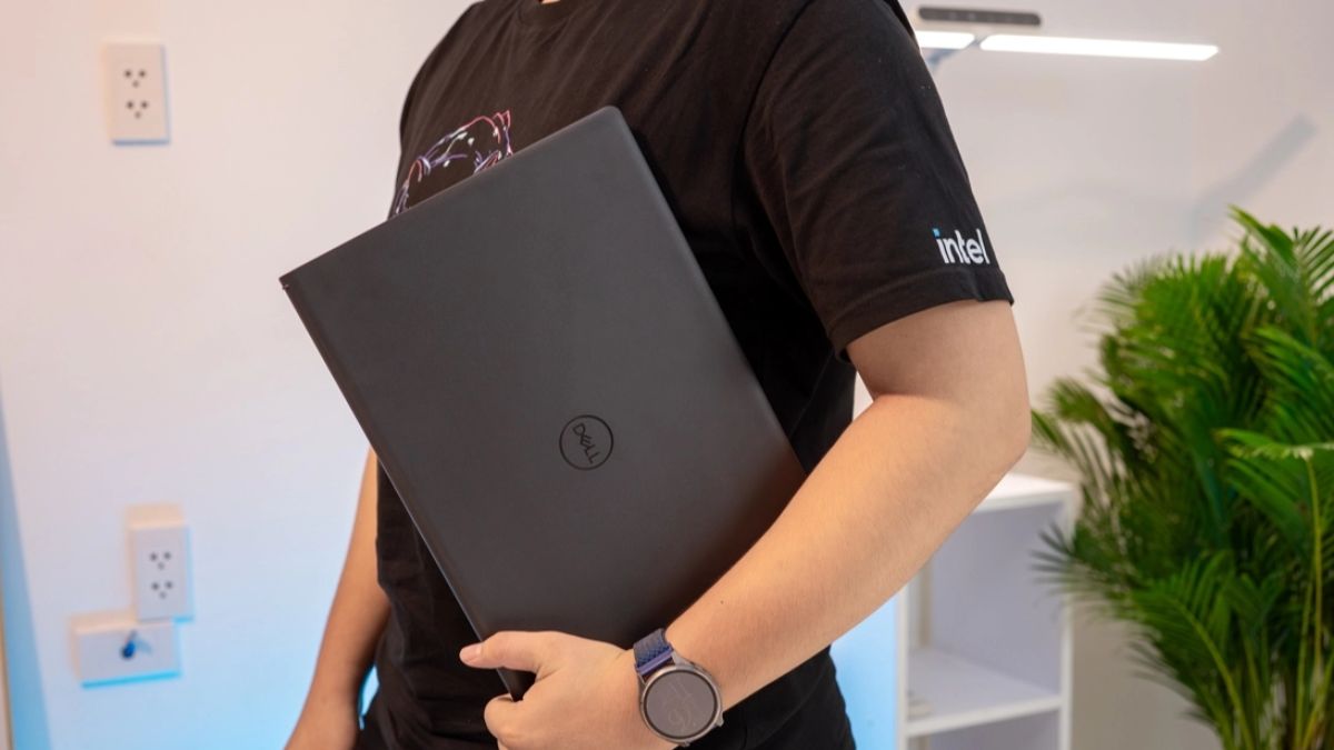 Laptop Dell màu đen cho sinh viên