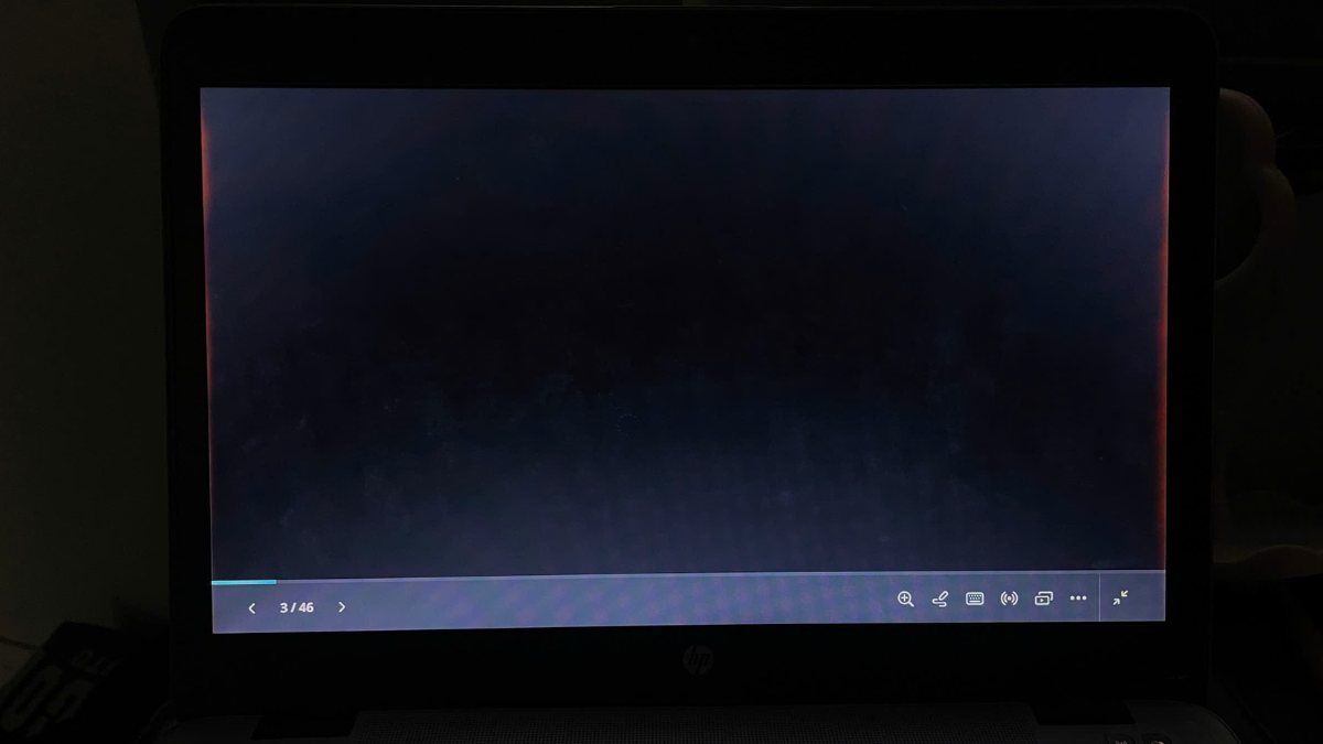 kiểm tra độ hở sáng màn hình laptop bằng kiểm tra trong phòng tối