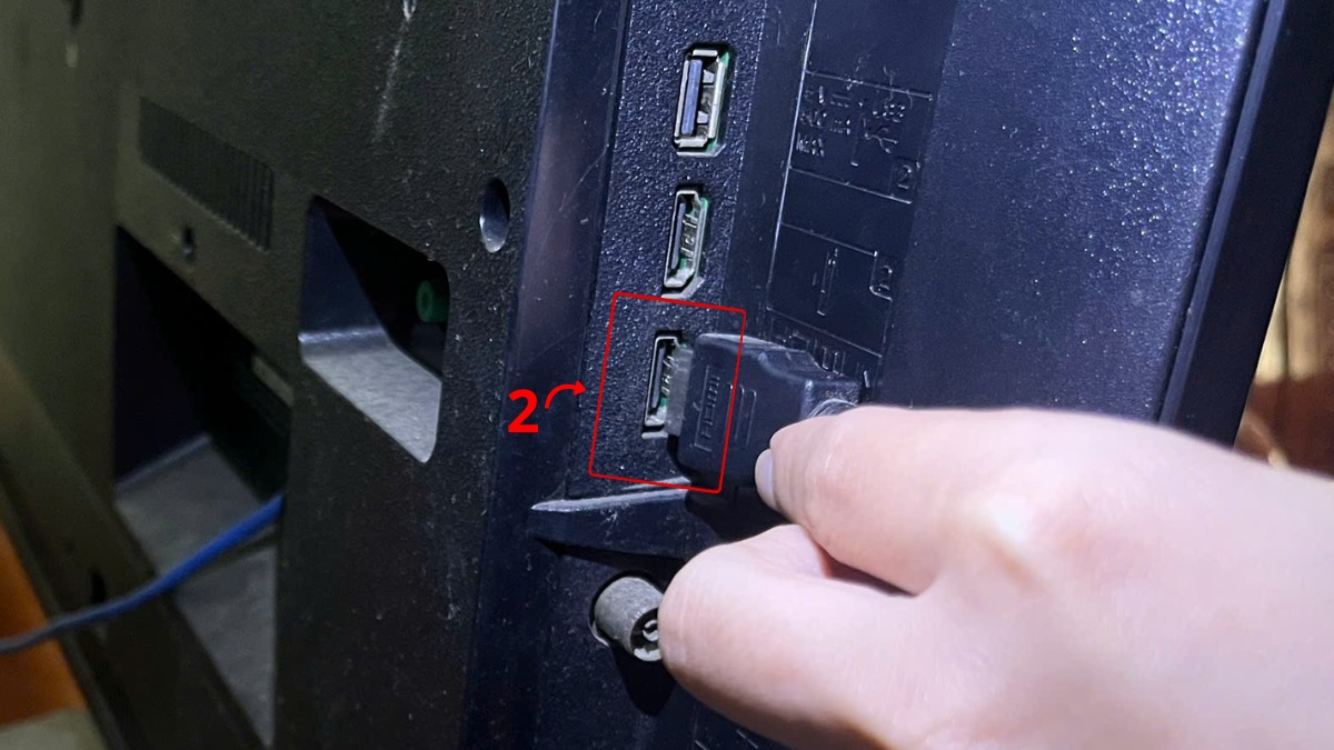 sửa lỗi màn hình tivi Sony bị sọc bằng cách kiểm tra cổng HDMI bước 2