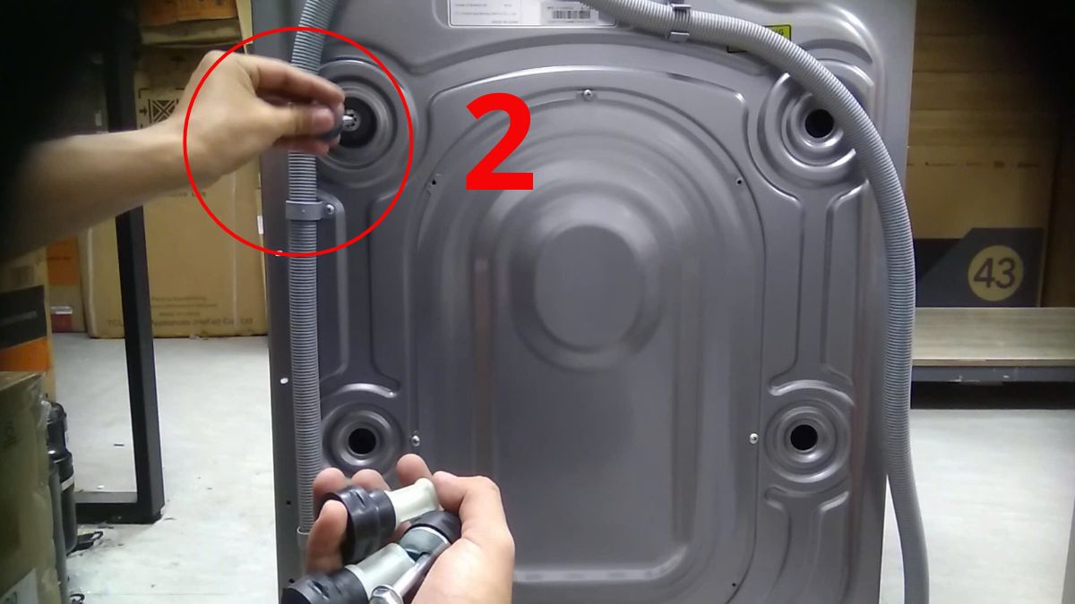 Tháo ốc định vị cho máy cửa ngang bước 3