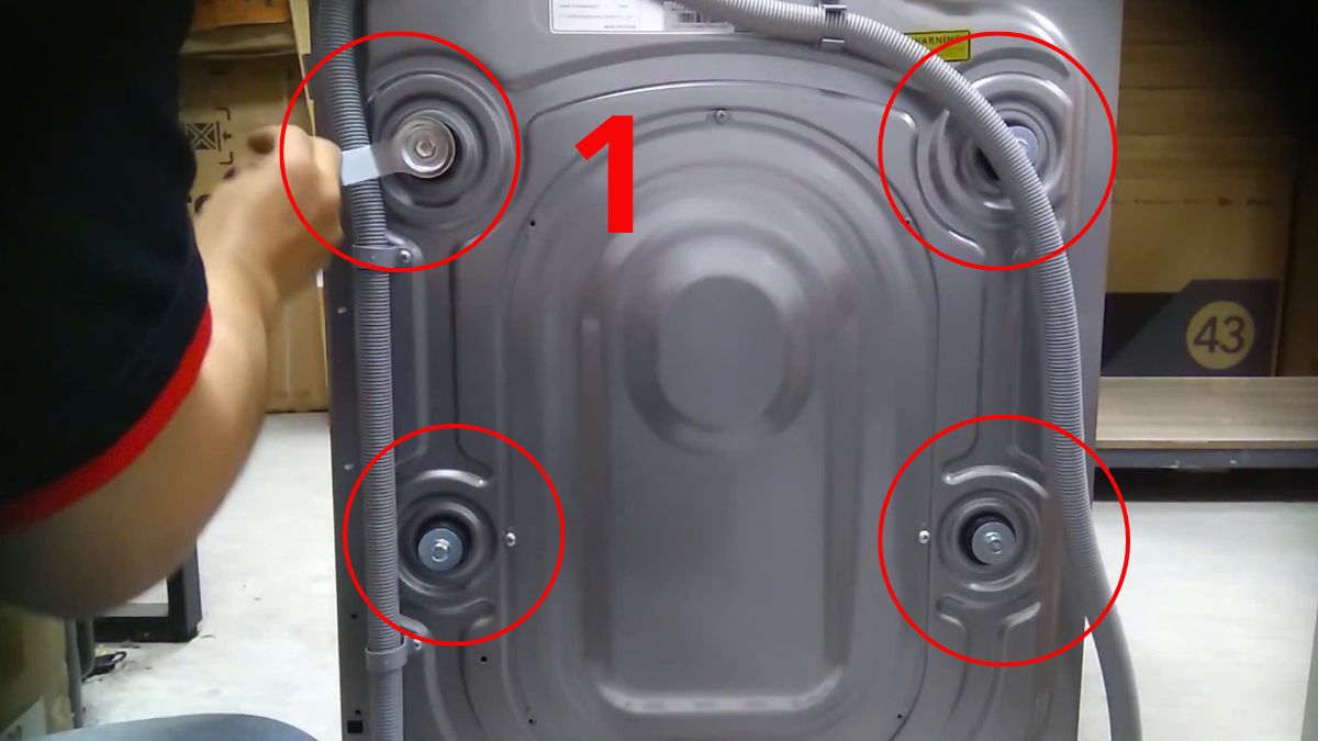 Tháo ốc định vị cho máy cửa ngang bước 2