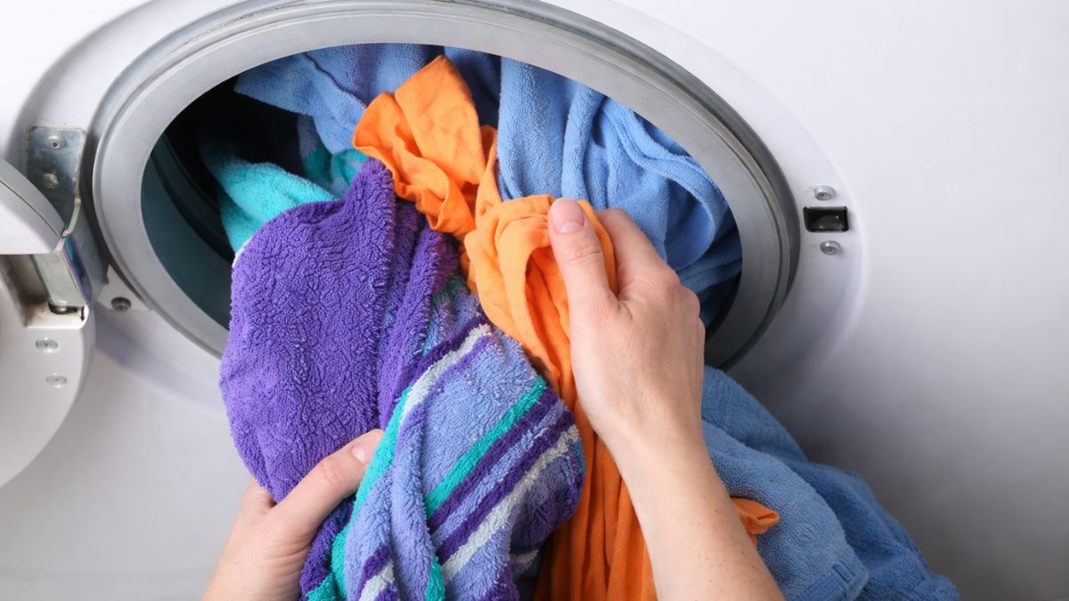Lấy bớt quần áo ra khỏi lồng giặt