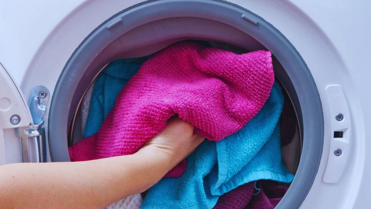 Nguyên nhân máy giặt cấp nước nhưng không giặt - cho quá nhiều quần áo khi giặt