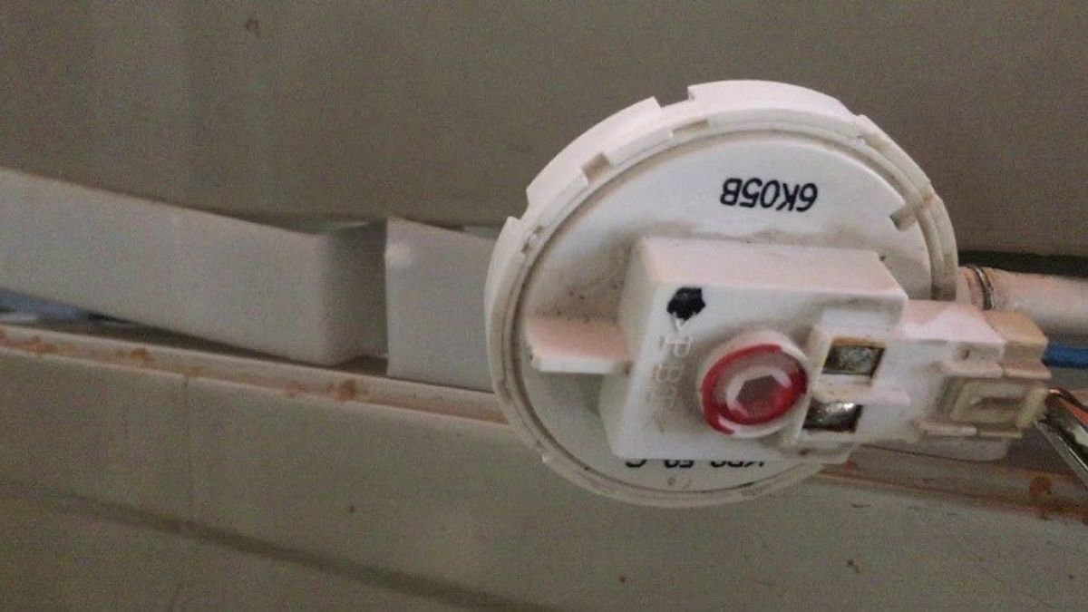 Nguyên nhân máy giặt cấp nước nhưng không giặt - hỏng cảm biến mực nước