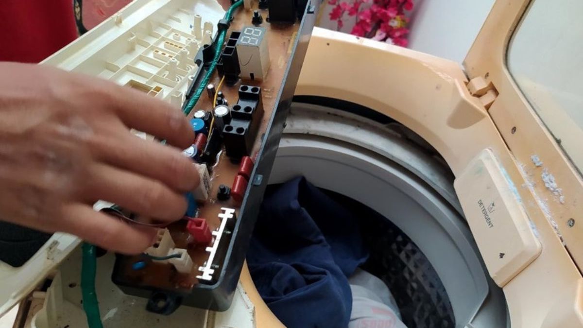 Nguyên nhân máy giặt cấp nước nhưng không giặt - board mạch điều khiển gặp sự cố