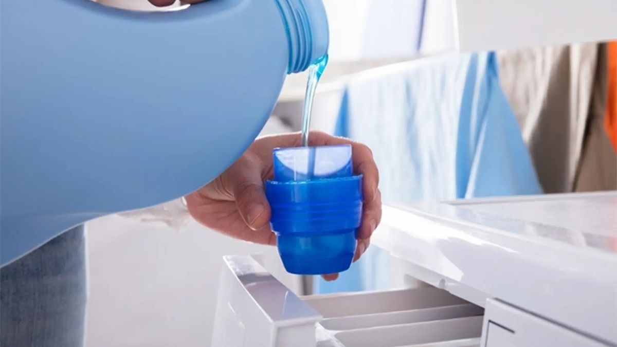 Nguyên nhân khiến máy giặt cửa ngang giặt xong vẫn còn bọt - cho quá nhiều bột giặt