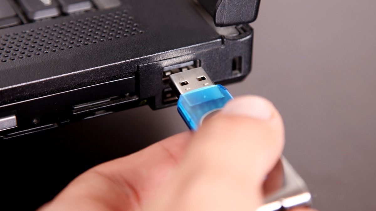 khắc phục lỗi máy tính không nhận USB bằng kiểm tra lại cổng USB và thiết bị