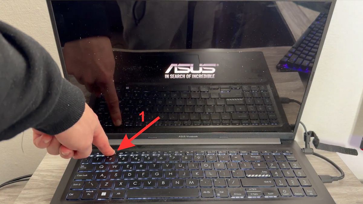 khắc phục lỗi laptop tự restart liên tục bằng reset bios bước 1