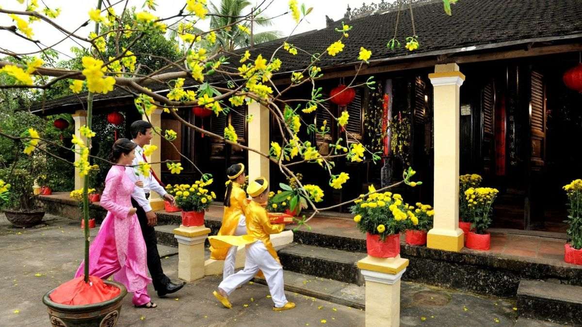Phong tục xông đất vào ngày Tết của người Việt