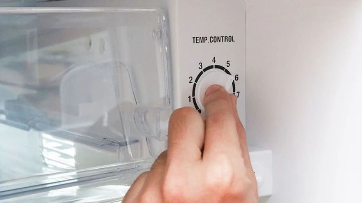 Cách chỉnh nhiệt độ ngăn đá tủ lạnh đúng kỹ thuật với tủ lạnh có bảng điều khiển nút vặn bước 2
