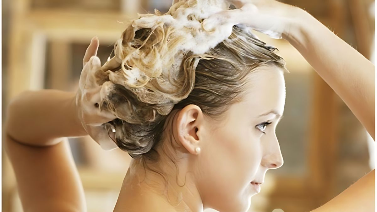 Nhuộm tóc xong có nên gội đầu bằng dầu gội