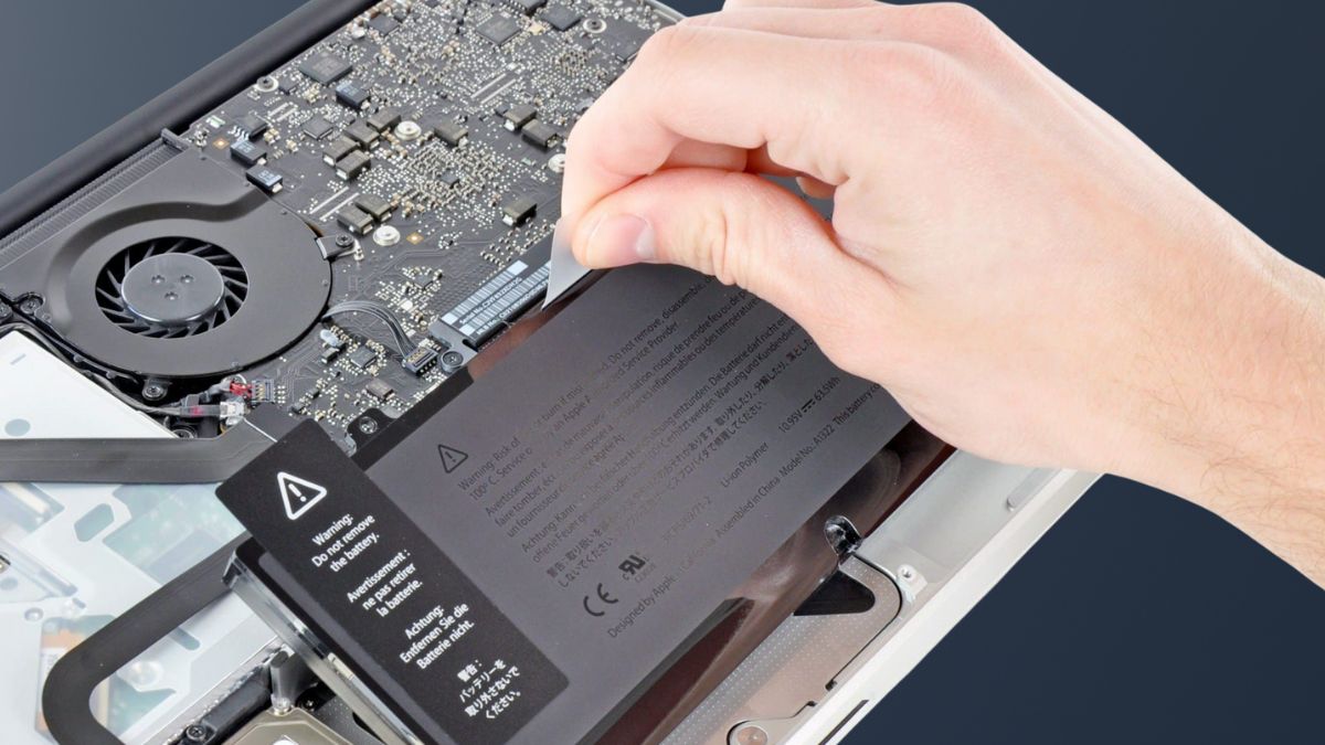 Cách xử lý khi pin laptop bị phồng - tháo pin laptop ra