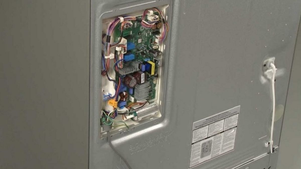 Vì sao tủ lạnh đèn vẫn sáng nhưng không chạy? board mạch điều khiển gặp sự cố