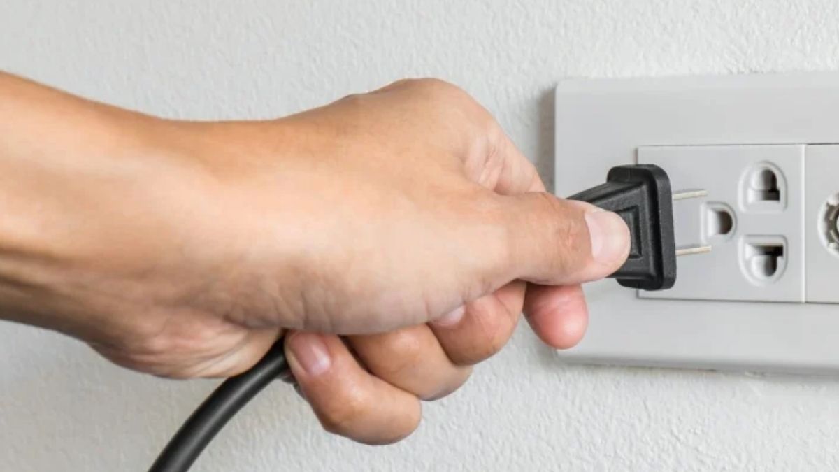 Vì sao tủ lạnh đèn vẫn sáng nhưng không chạy? nguồn điện hoặc ổ cắm có vấn đề