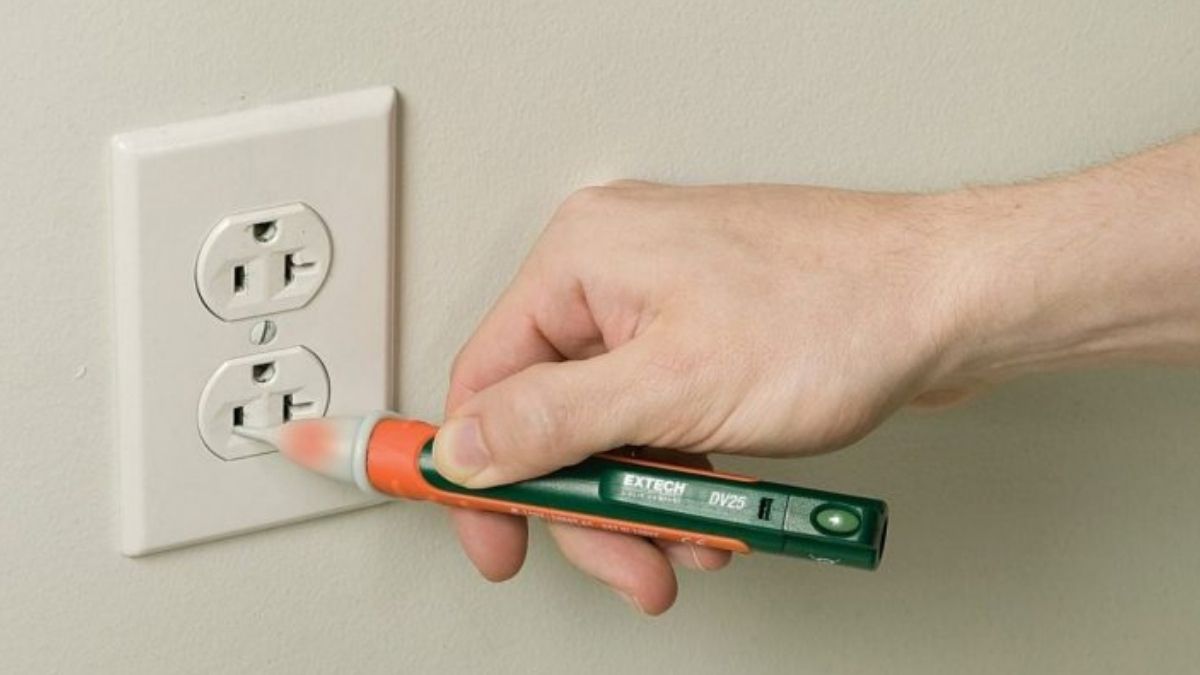 Cách kiểm tra nhanh tại nhà khi tủ lạnh không chạy - kiểm tra ổ điện