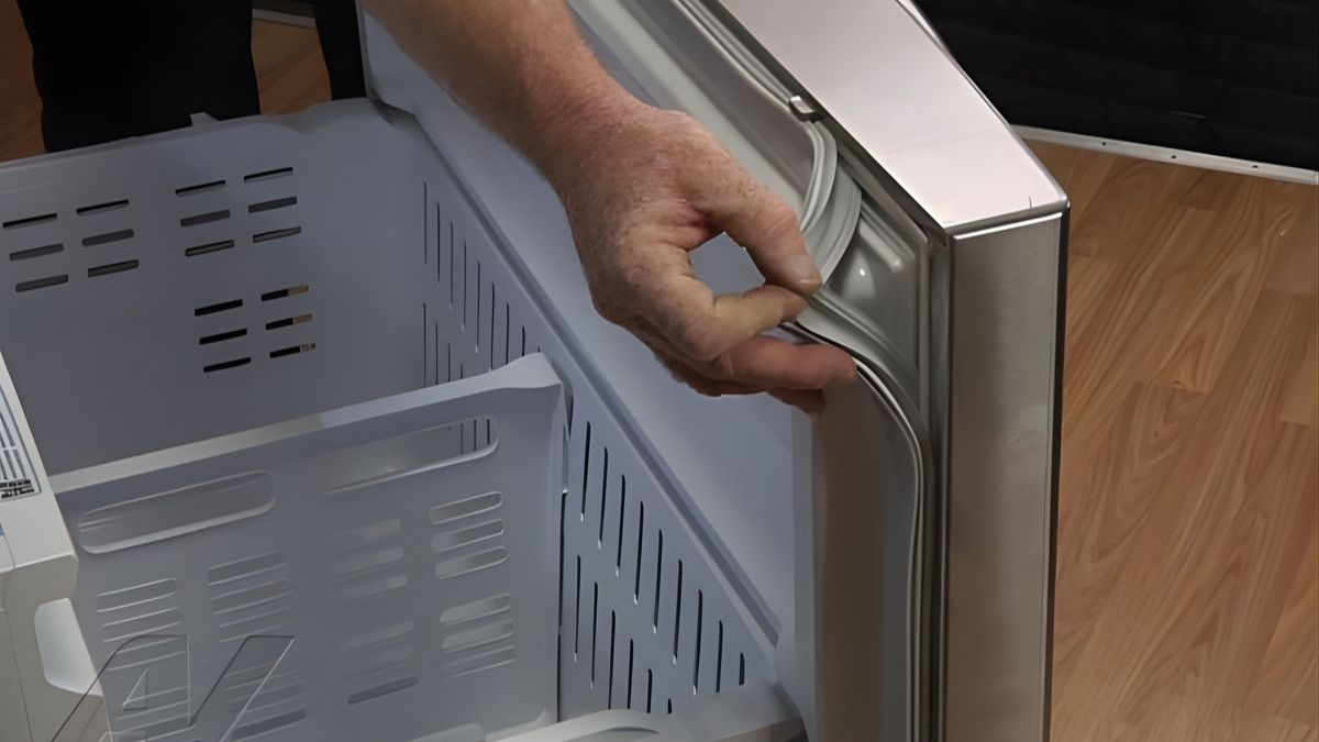 Nguyên nhân khiến tủ lạnh chảy nước ở ngăn mát - Gioăng cao su cửa tủ lạnh bị hở hoặc chai cứng