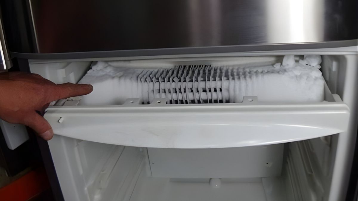 Nguyên nhân khiến tủ lạnh chảy nước ở ngăn mát - Dàn lạnh bám tuyết dày