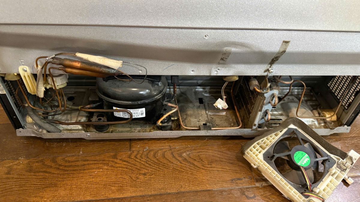 guyên nhân phổ biến khiến tủ lạnh kêu rè rè - quạt dàn lạnh hoặc dàn nóng bị bẩn