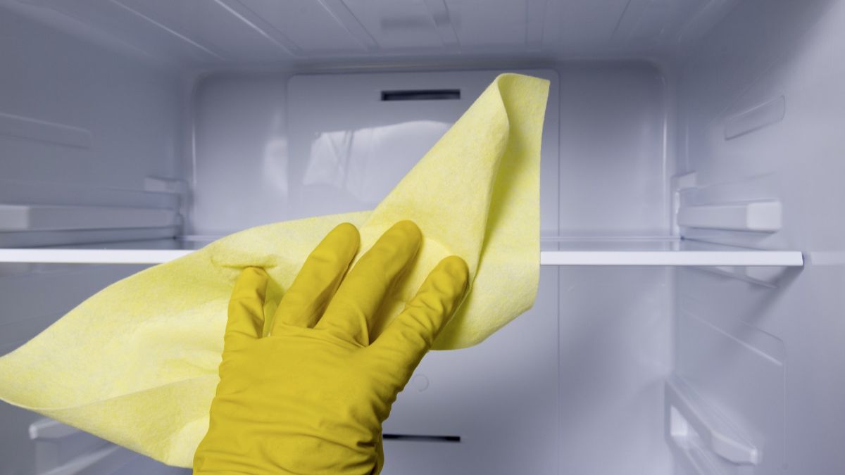 khắc phục tủ lạnh kêu rè rè bằng kiểm tra tình trạng đóng tuyết