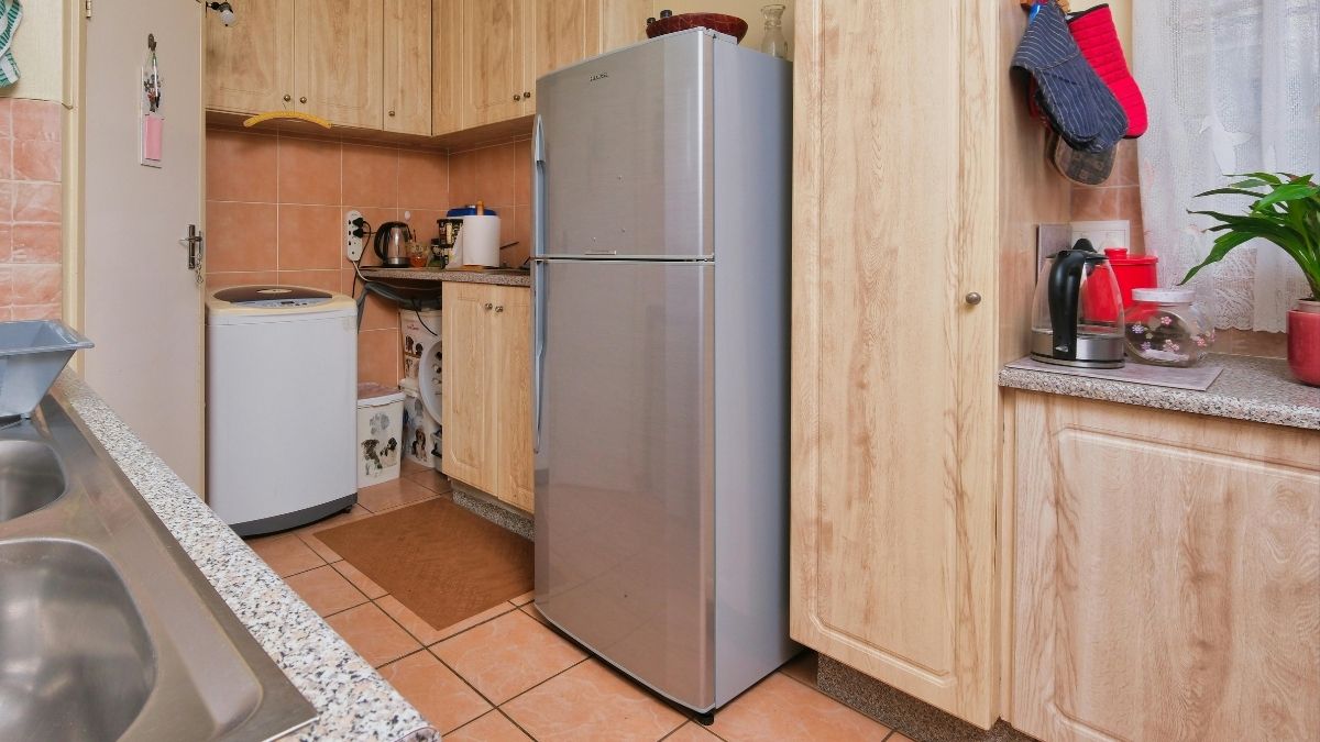 Tủ lạnh đặt sát tường, không thoát nhiệt được