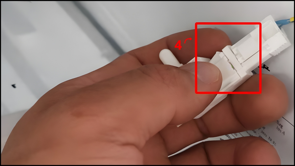 khắc phục tủ lạnh vẫn chạy nhưng đèn không sáng bằng thay công tắc đèn bước 4