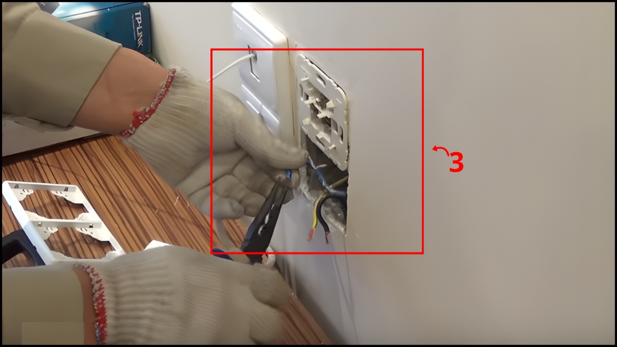 Thay ổ cắm và dây điện mới bước 2 còn lại