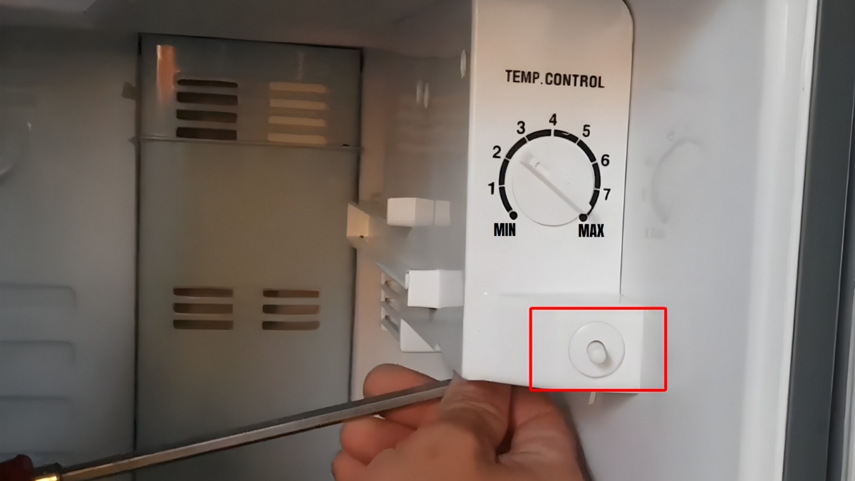 Cách kiểm tra đèn tủ lạnh tại nhà - Kiểm tra công tắc cửa