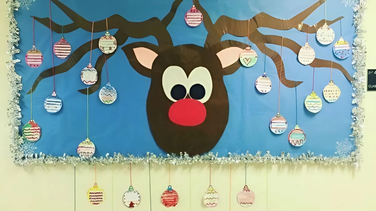 trang trí bảng Noel với hình dán đơn giản