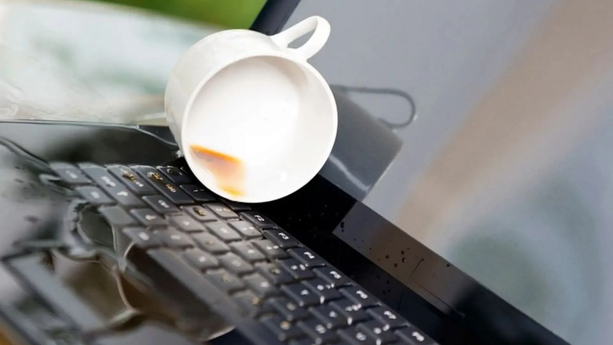 Tràn nước có thể gây liệt bàn phím