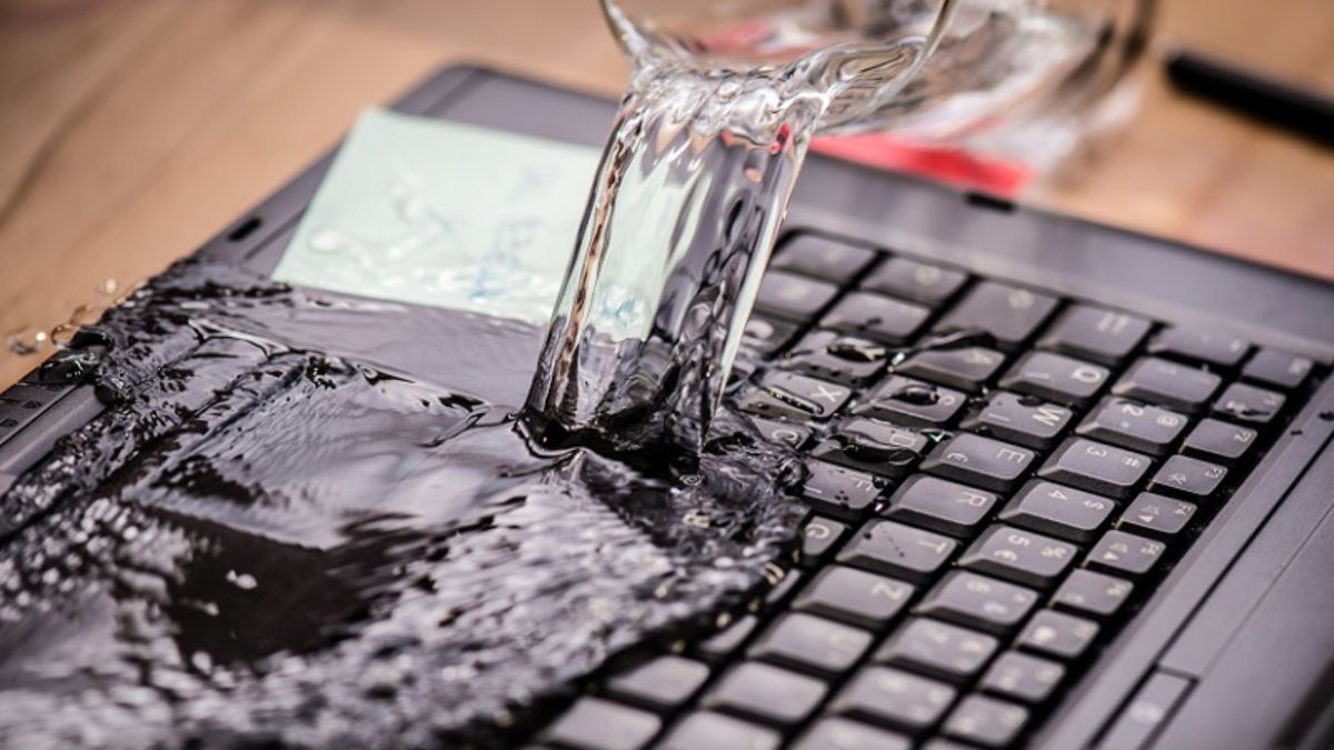Laptop bị đổ nước hoặc hư hỏng vật lý