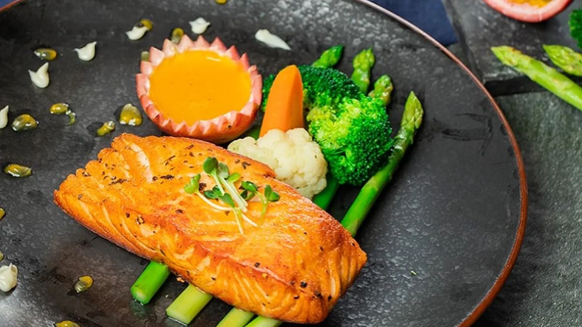 Cá hồi sốt chanh dây là món ăn khá độc đáo và yêu cầu kỹ năng nấu nướng