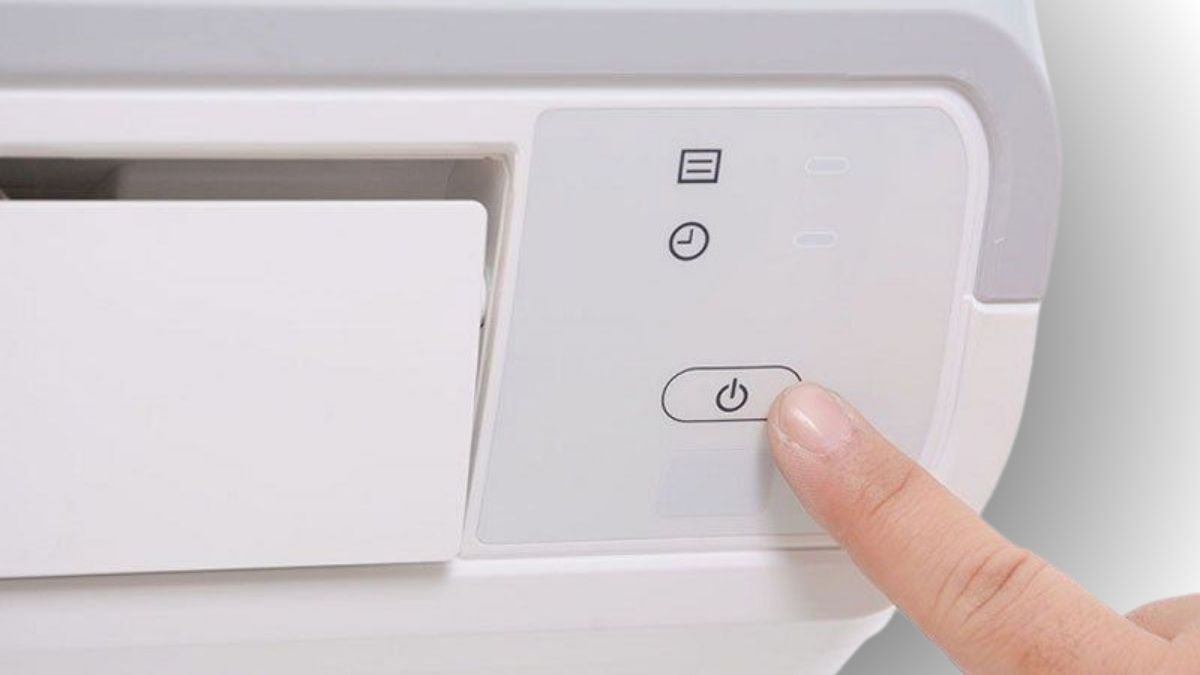 Bật điều hòa Casper bằng nút nguồn trên dàn lạnh