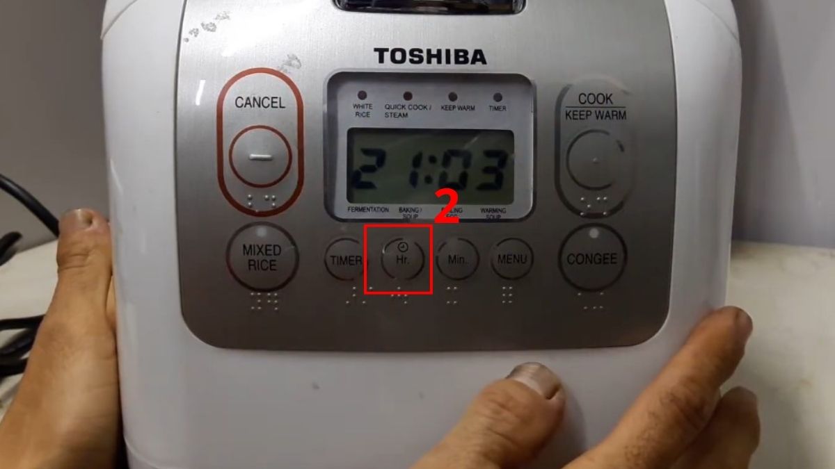 Nhấn giữ phím Hour (Hr) để tiến hành hẹn giờ cho nồi cơm điện Toshiba
