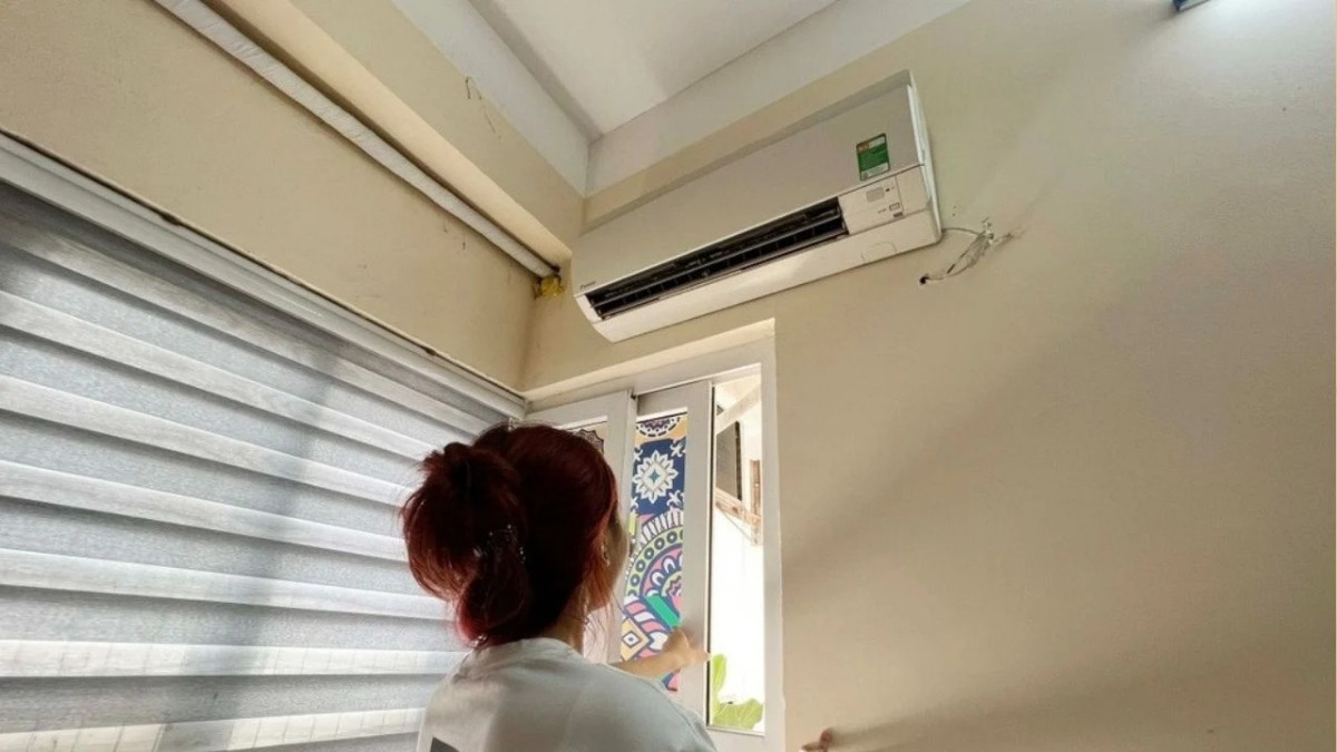 Hạn chế mở cửa khi bật máy lạnh để giảm độ ẩm trong phòng máy lạnh