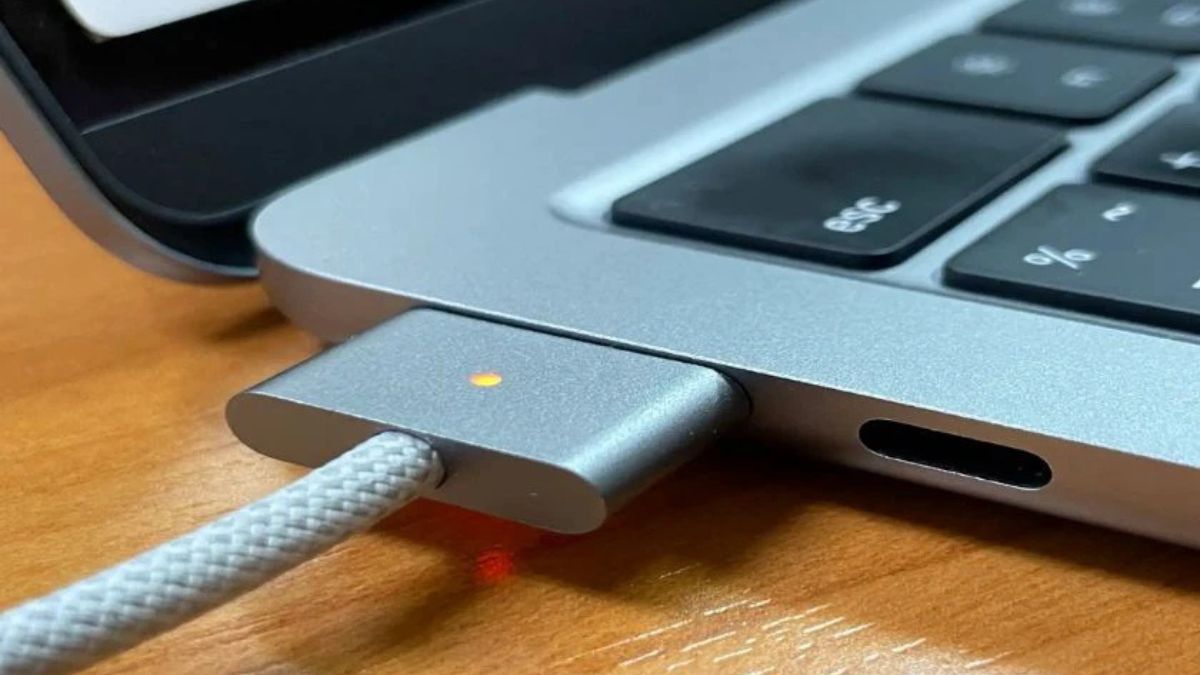 Khởi động lại MacBook bằng cách xả pin