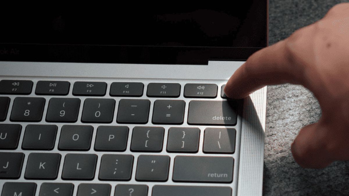 MacBook khởi động lại nhưng không lên màn hình