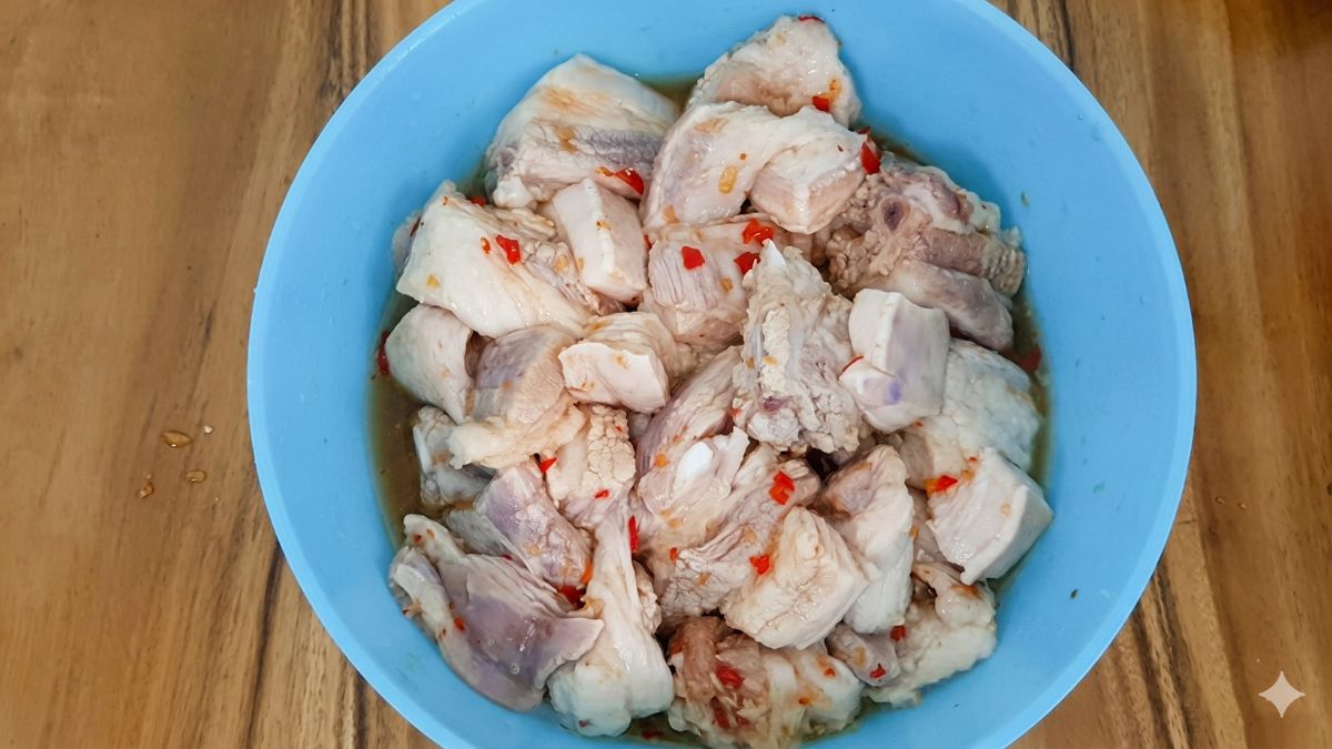 Tiến hành ướp thịt với các loại gia vị