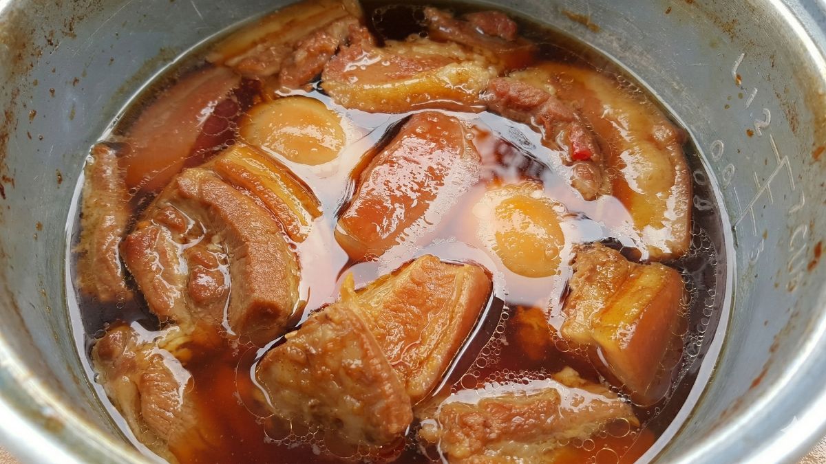 Hoàn thành và thưởng thức món thịt kho được làm bằng nồi cơm điện