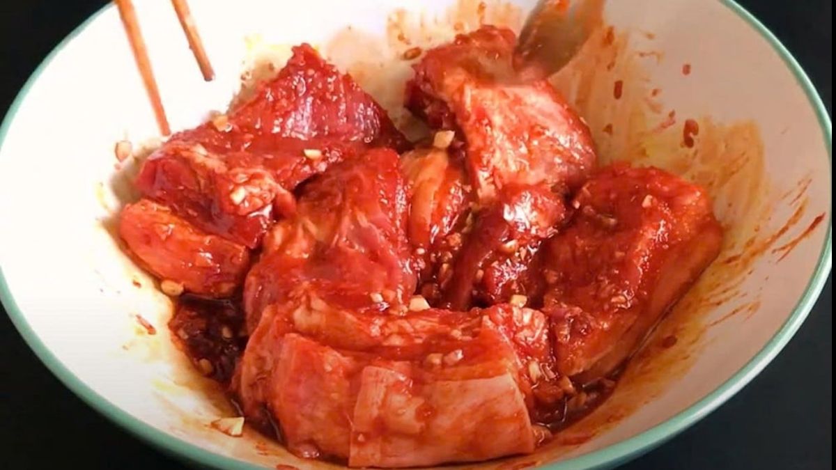 Ướp thịt bằng nước sốt trước khi nấu