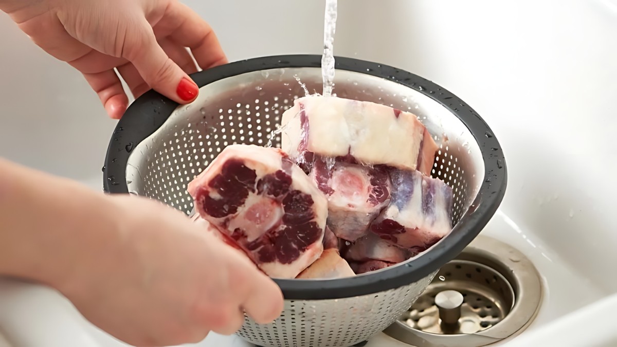 Cách sơ chế xương heo sạch, không tanh
