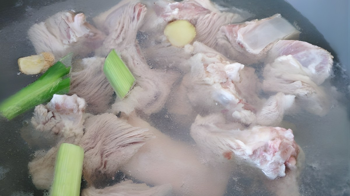 Chần xương giúp loại bỏ tạp chất và mùi hiệu quả