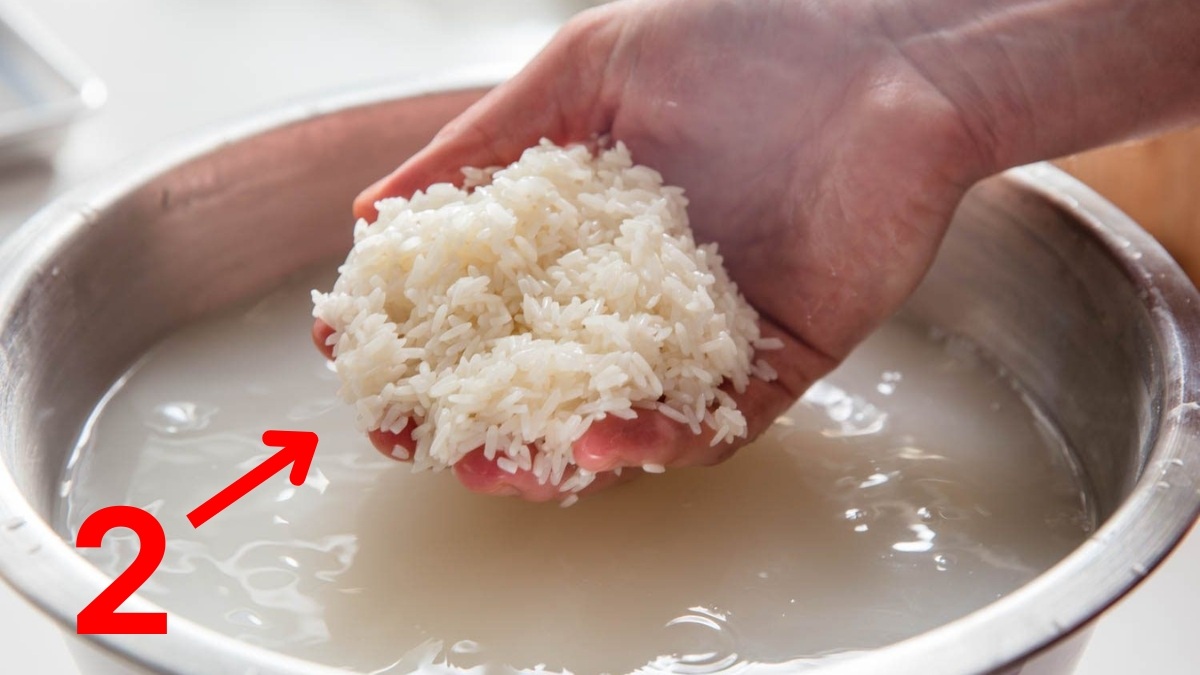 Vo sạch gạo để nấu cháo